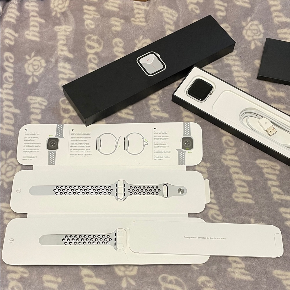 Nike Apple Watch SE 40mm - Picture 6 of 6